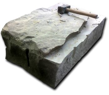 Hammer liegt auf bearbeiteter Steinplatte beim Steinmetz
