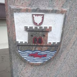 Emblem in Stein gemeißelt