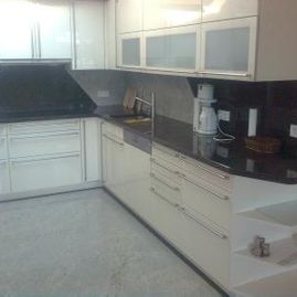 Küche mit dunkler Granitarbeitsplatte